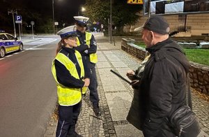 na zdjęciu policjanci rozmawiają ze starszym małżeństwem