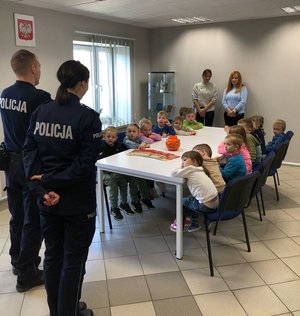 na zdjęciu policjanci i przedszkolaki policjanci prowadza pogadankę