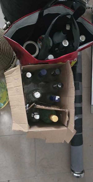 na zdjęciu zabezpieczony nielegalny alkohol w butelkach