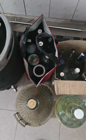 na zdjęciu zabezpieczony nielegalny alkohol w butelkach