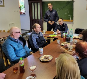 na zdjęciu [policjanci rozmawiali z seniorami o bezpieczeństwie