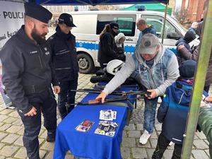 na zdjęciu policjanci pokazują sprzęt policyjny dzieciom