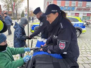 na zdjęciu policjantka pokazuje sprzęt