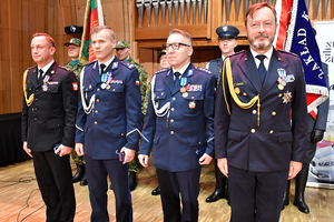 na zdjęciu komendant i związkowcy i komendant straży gminnej