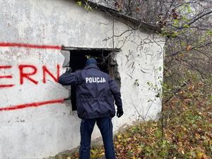 na zdjęciu policjant przy pustostanie