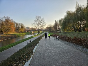 na zdjęciu policjant i strażniczka miejska kontrolują bulwary