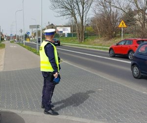 na zdjęciu policjant ruchu drogowego