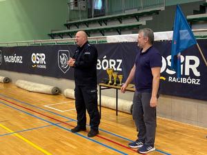 na zdjęciu policjant aspirat sztabowy marcin sobeczko oraz dyrektor osiru składają gratulacje
