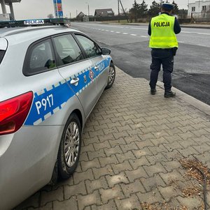 na zdjęciu policjant ruchu drogowego mierzy prędkość
