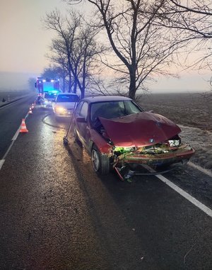 na zdjęciu rozbity pojazd bmw a za nim stoi radiowóz