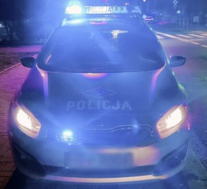 na zdjęciu radiowóz policyjny z włączonymi światłami