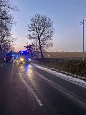 na zdjęciu droga która poruszał się pojazd straż pożarna i inne służby pracujące na miejscu zdarzenia