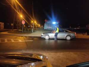 na zdjęciu policjant ruchu drogowego bada trzeźwośc