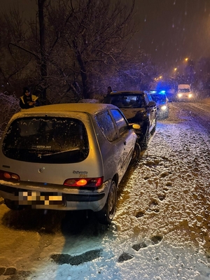 na zdjęciu fiat który zderzył się czołowo z drugim pojazdem na drodze śnieg