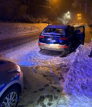 na zdjęciu pojazd po zdarzeniu drogowym widać śnieg na drodze