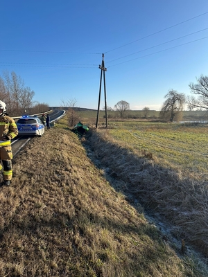 na zdjęciu radiowóz policyjny i auto w rowie