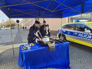 na zdjęciu policjanci rozkładaja sprzęt policyjny mieszkańcom Raciborza