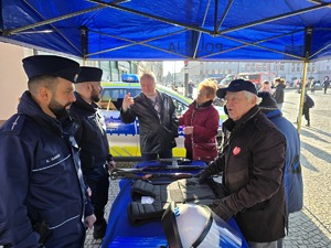 na zdjęciu policjanci pokazują sprzęt policyjny mieszkańcom Raciborza