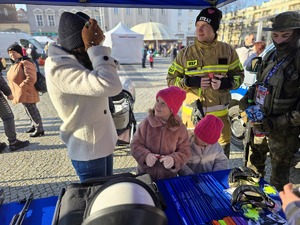 na zdjęciu kobieta przymierza alkogogle