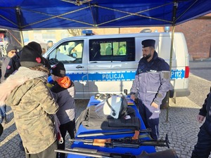 na zdjęciu policjanci pokazują sprzęt policyjny mieszkańcom Raciborza