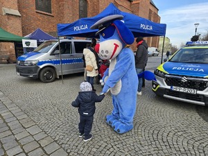 na zdjęciu sznupek daje piątkę dziecku