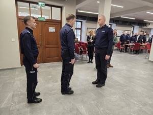 na zdjęciu dowódca uroczystości składa meldunek komendantowi