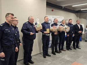 na zdjęciu wyróżnieni policjanci zdjęcie grupowe