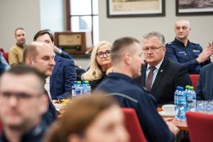 na zdjęciu zaproszeni goście słuchają prezentacji