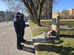 na zdjeciu policjanci oddaja hołd