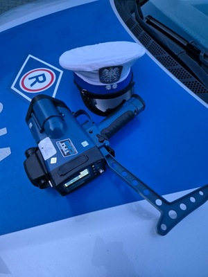 na zdjeciu czapka i radar policyjny