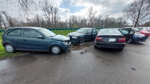 na zdjęciu 4 rozbite pojazdy
