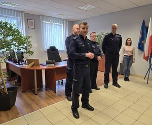 na zdjęciu komendant przemawia do awansowanych funkcjonariuszy