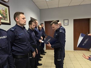 na zdjęciu komendant wręcza nominacje