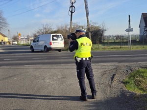 na zdjeciu policjant mierzy prędkosc