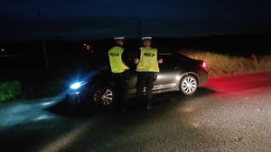na zdjęciu policjanci kontrolują trzeźwość