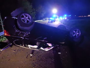 na zdjęciu pojazd który dachował cały uszkodzony