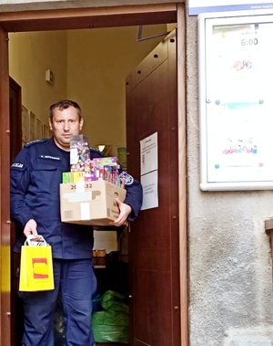 NA ZDJĘCIU DZIELNICOWY Z PREZENTAMI
