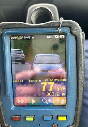 NA ZDJĘCIU PREDKOSC 77 KILOMETRÓW NA GODZINE NA URZADZENIU POMIAROWYM