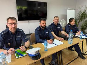 na zdjęciu policjanci podczas debaty