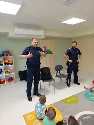 na zdjeciu dzielnicowy prowadzi pogadanke
