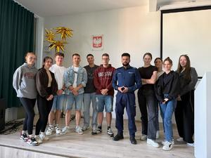 na zdjeciu policjant z mlodzieżą