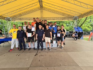 na zdjęciu piłkarze na podium zdjęcie grupowe
