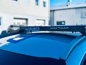 na zdjeciu sygnały z radiowozu policyjnego