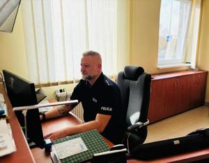 na zdjęciu dyżurny raciborskiej komendy przy swoim stanowisku