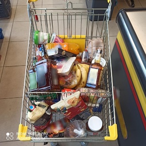 na zdjęciu wózek z artykułami spożywczymi