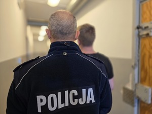 NA ZDJECIU ZATRZYMANY Z POLICJANTEM TYŁEM