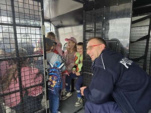 na zdjęciu policjant rozmawia z dziecmi