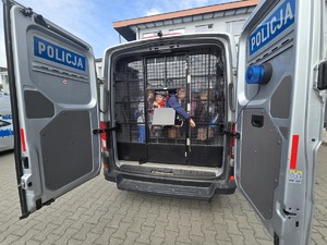 na zdjęciu dzieci w radiowozie