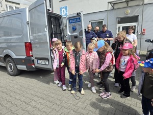 na zdjęciu dziewczynka ma założone kajdanki