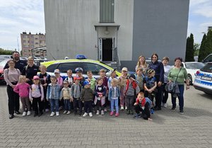 na zdjęciu przedszkolaki i policjanci